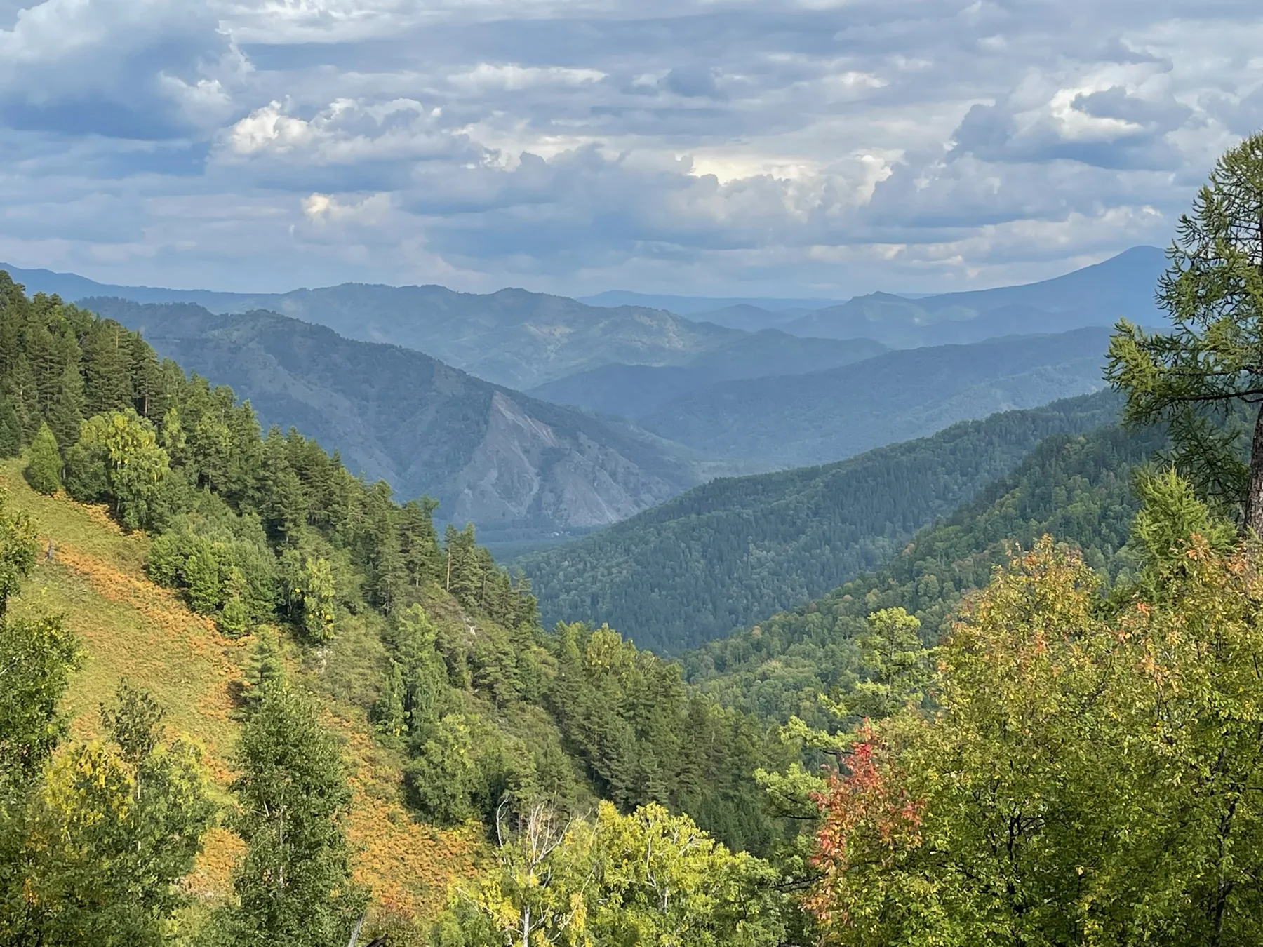 Горные дали под облаками с Кӱч Ару-Туу