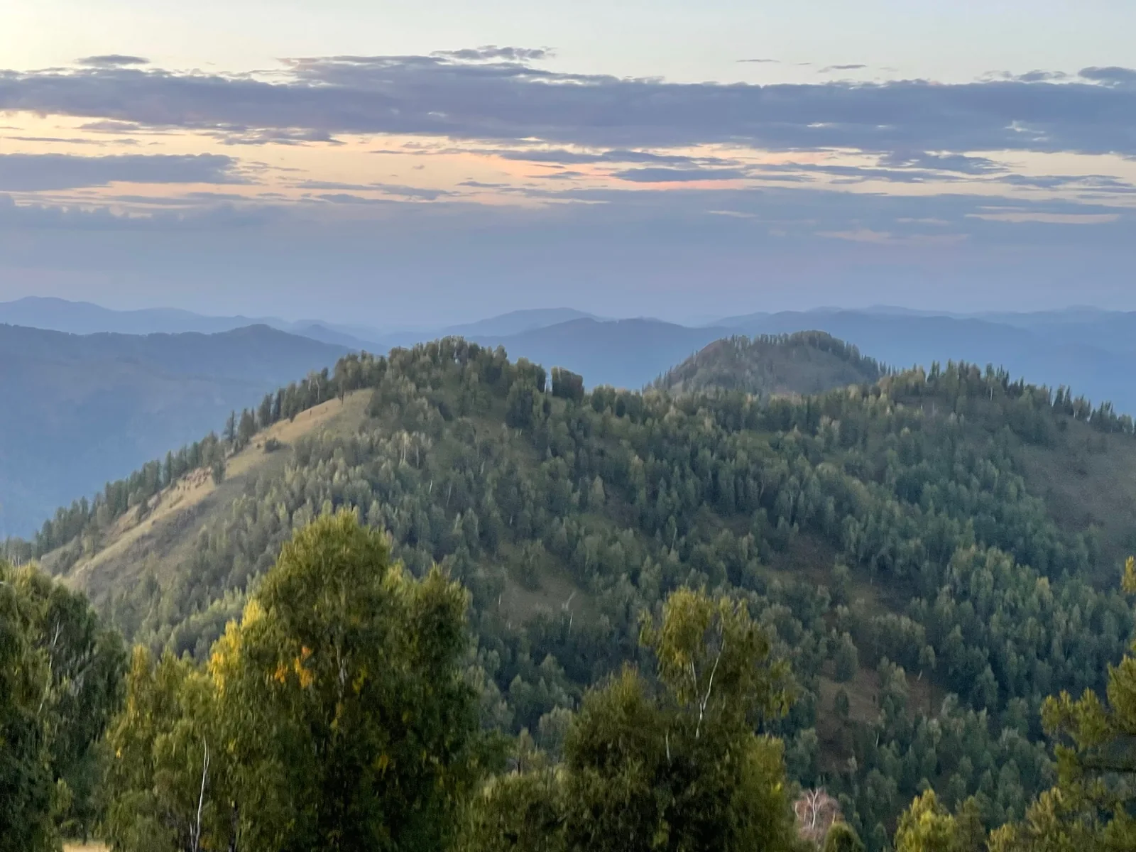 Панорама дальних гор с гребня